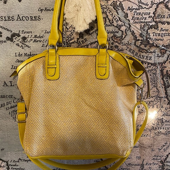 Cutest yellow hand bag - Picture 2 of 3